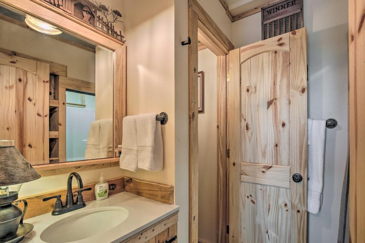 Kerrville Converted Barn Tiny Home With Kayaks! Exterior photo
